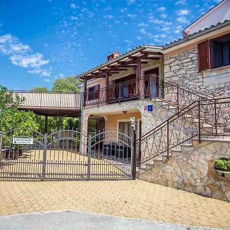 Villa Michelle Karojba Екстер'єр фото