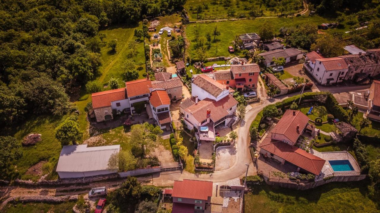 Villa Michelle Karojba Екстер'єр фото
