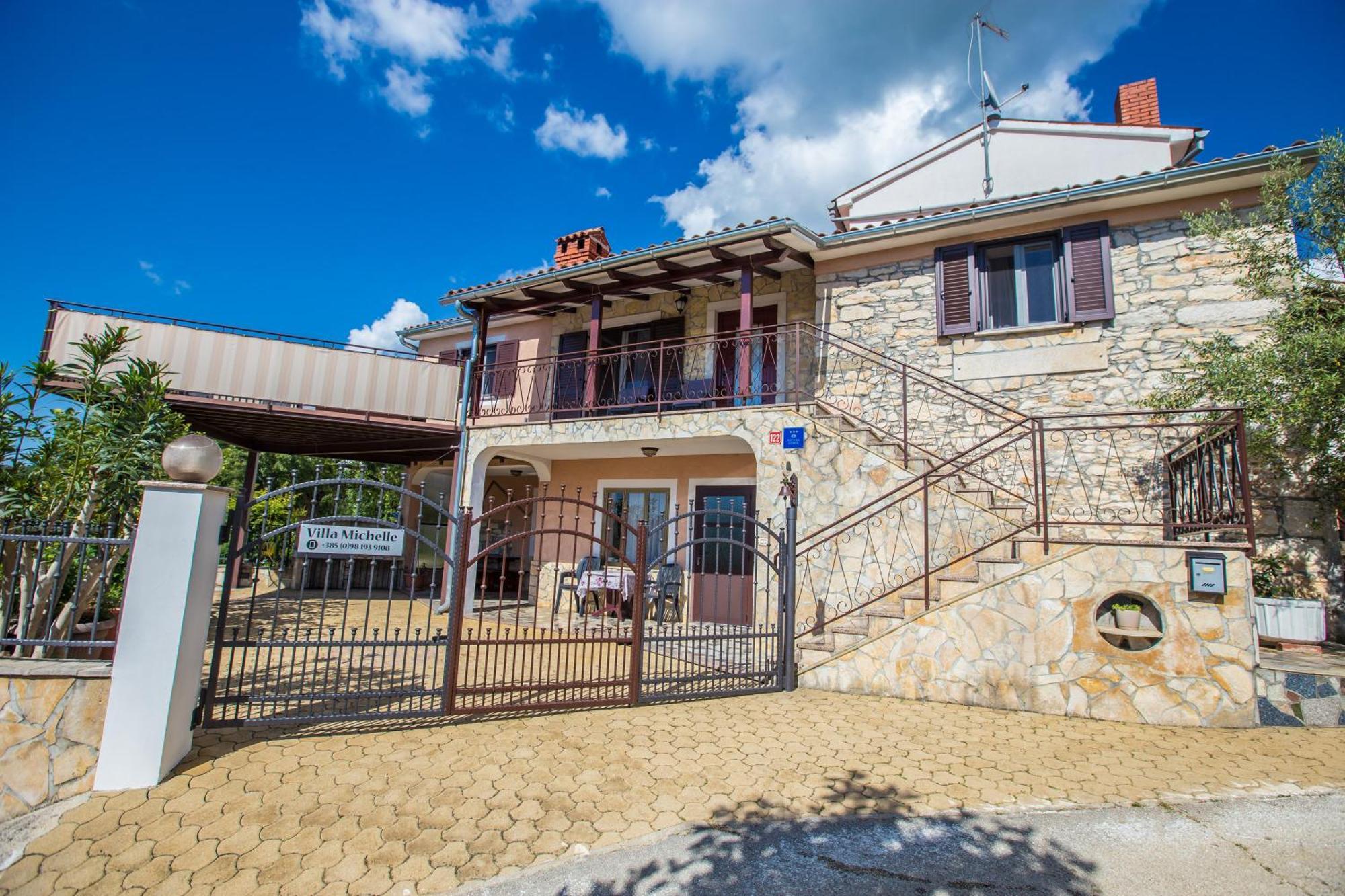 Villa Michelle Karojba Екстер'єр фото