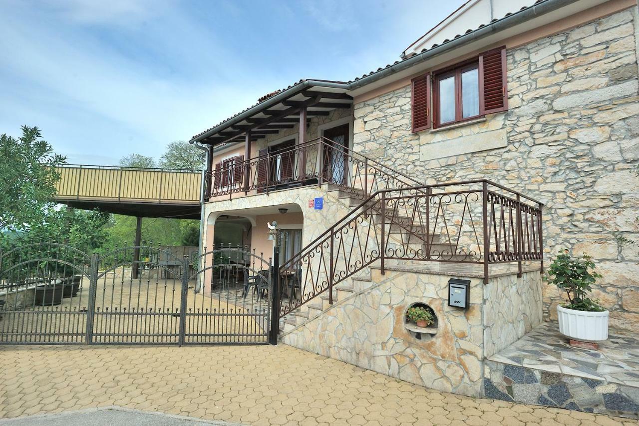 Villa Michelle Karojba Екстер'єр фото