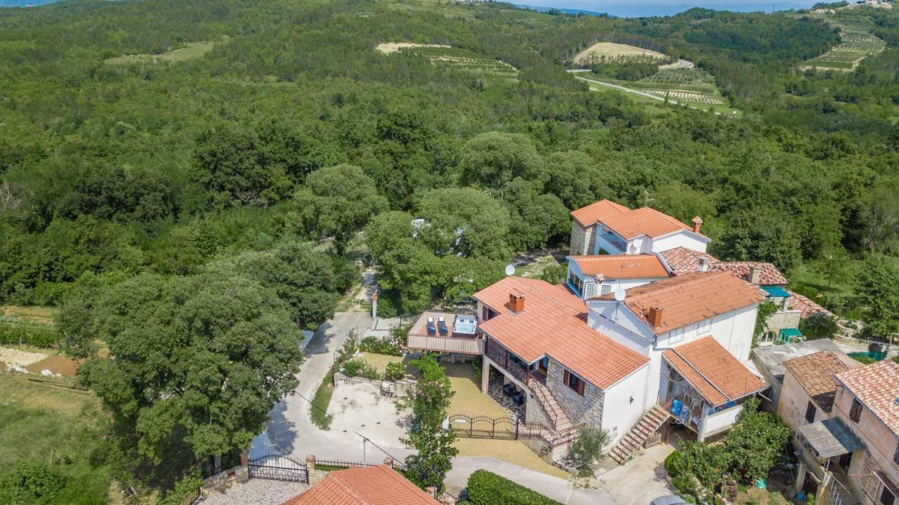 Villa Michelle Karojba Екстер'єр фото