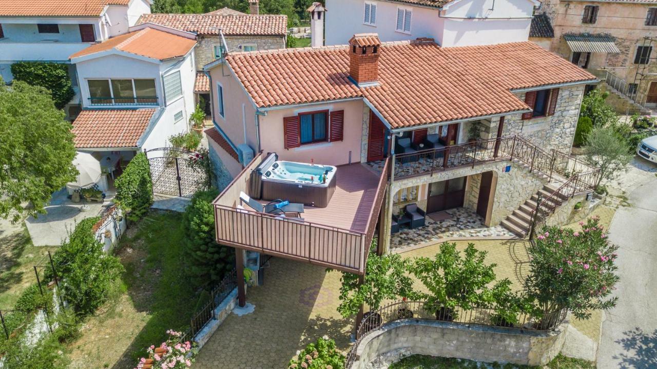 Villa Michelle Karojba Екстер'єр фото