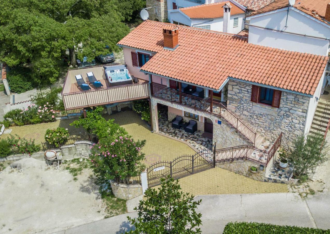 Villa Michelle Karojba Екстер'єр фото
