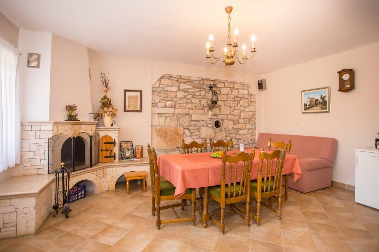 Villa Michelle Karojba Екстер'єр фото